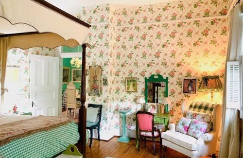 Mid-City Casa | DOLLHOUSE, HUGE 6 BR, French Quarter, STREETCAR sleeps 14!