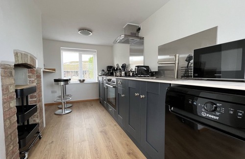 Thetford Cabaña | Dolls House Cottage - Self Contained Cottage, Beautiful Garden, Ample Parking