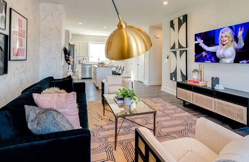 Hickman Casa | Dolly Day Dream - Minutes to Broadway