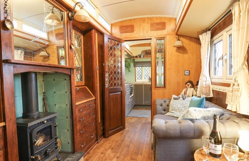 Tan-y-groes Cabaña | DOLLY THE CIRCUS WAGON, pet friendly, with open fire in Brynhoffnant