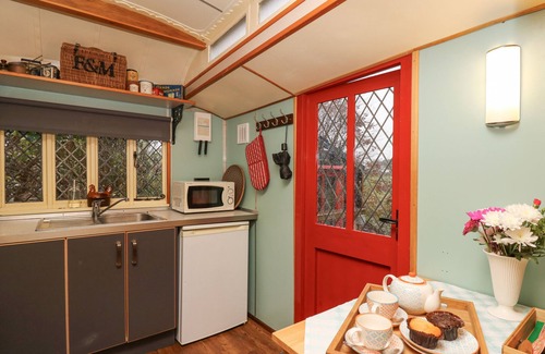 Tan-y-groes Cabaña | DOLLY THE CIRCUS WAGON, pet friendly, with open fire in Brynhoffnant