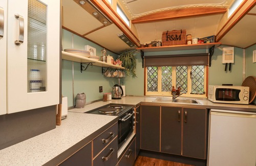 Tan-y-groes Cabaña | DOLLY THE CIRCUS WAGON, pet friendly, with open fire in Brynhoffnant