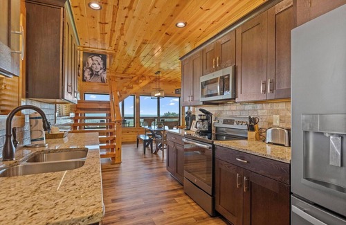 Gatlinburg - Pigeon Forge Complejo | Dolly Valley View is a gorgeous modern cabin with maximum entertainment