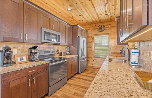 Gatlinburg - Pigeon Forge Complejo | Dolly Valley View is a gorgeous modern cabin with maximum entertainment