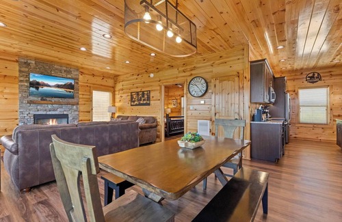 Gatlinburg - Pigeon Forge Complejo | Dolly Valley View is a gorgeous modern cabin with maximum entertainment