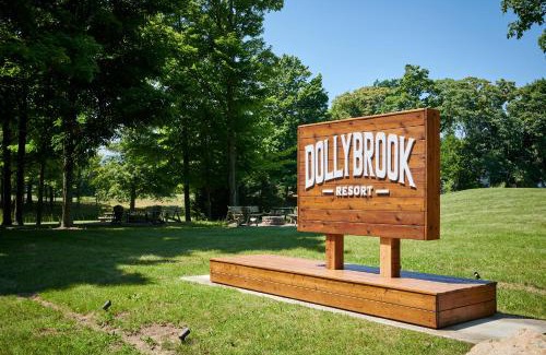 Fennville Casa | Dollybrook 6 Pet Friendly Community Pool Groups Welcome