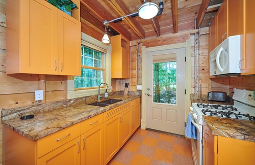 Fennville Casa | Dollybrook Cottage 1: Shared pool(closed for the season), private hot tub, pet friendly