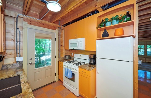 Fennville Casa | Dollybrook Cottage 1: Shared pool(closed for the season), private hot tub, pet friendly