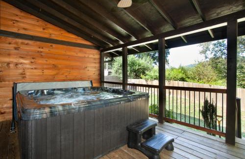 Caton Casa | Dollys Darling Cabin Views Hot Tub Game Area