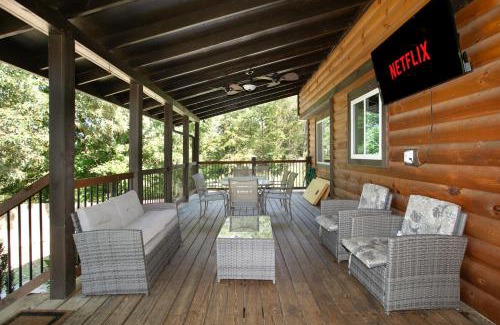 Caton Casa | Dollys Darling Cabin Views Hot Tub Game Area