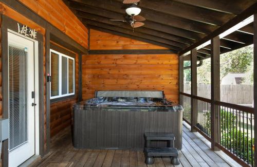 Caton Casa | Dollys Darling Cabin Views Hot Tub Game Area