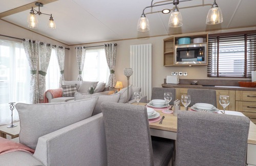 Eastbourne Cabaña | DOLLYS DELIGHT, family friendly, country holiday cottage in Pevensey