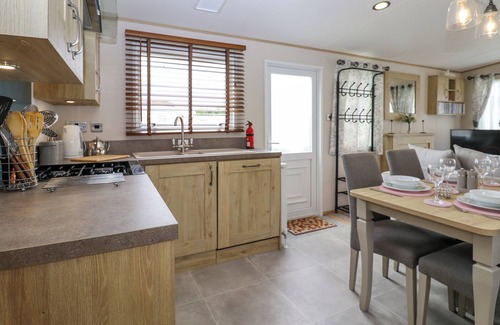 Eastbourne Cabaña | DOLLYS DELIGHT, family friendly, country holiday cottage in Pevensey