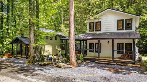 Rocky Grove Casa | Dollys Retreat & The Greenhouse - 450ft to trails