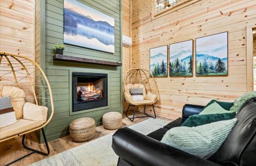 Rocky Grove Casa | Dollys Retreat & The Greenhouse - 450ft to trails
