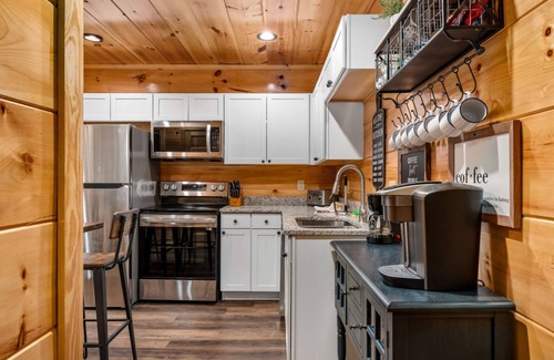 Pigeon Forge Cabina | Dollywood Delights by Ghosal Luxury Lodging