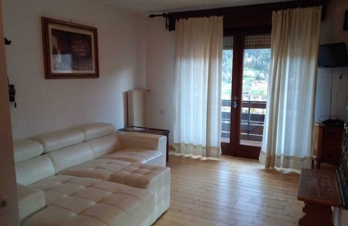 Ziano di Fiemme Apartamento | Apartamento Dolomiti 2 grandes balcones con vistas a la estufa de diésel Val di Fiemme