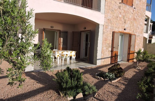 Trinita d'Agultu Apartamento | Dolphin apartment with large sea view garden