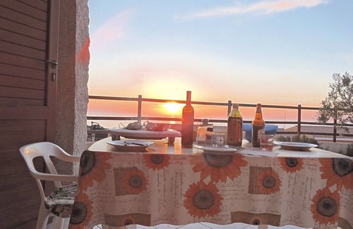 Trinita d'Agultu Apartamento | Dolphin apartment with large sea view garden