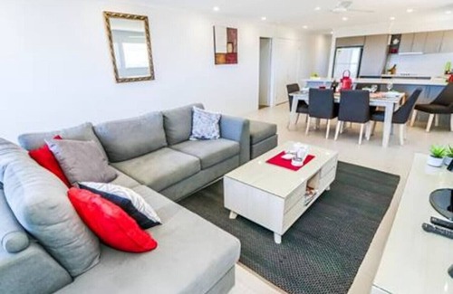 Agnes Water Apartamento | Dolphin Court - 4 BR Apt w/ Pool - 5 min to Beach