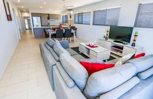 Agnes Water Apartamento | Dolphin Court - 4 BR Apt w/ Pool - 5 min to Beach