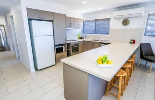 Agnes Water Apartamento | Dolphin Court - 4 BR Apt w/ Pool - 5 min to Beach