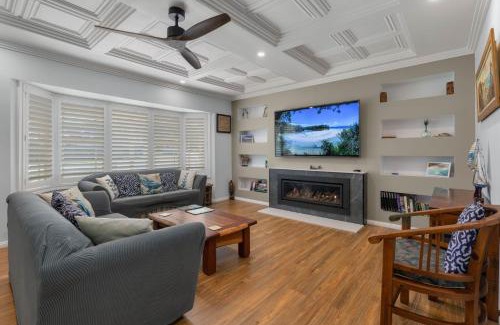 Callala Bay Casa | Dolphin Cove - Pet Friendly with Fireplace