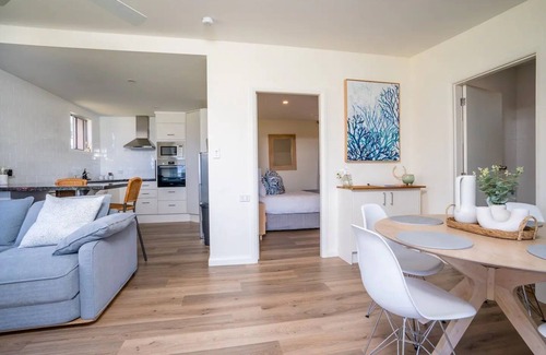 Pindimar Cabaña | Dolphin View Cottage - tranquility on the water