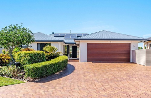 Yamba Casa | Dolphin Waters | Waterfront Delight