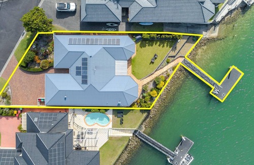 Yamba Casa | Dolphin Waters | Waterfront Delight