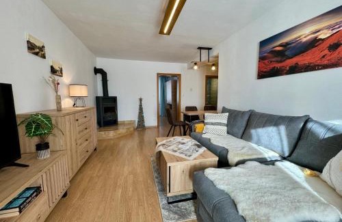 Velky Slavkov Apartamento | Domček pod lesom