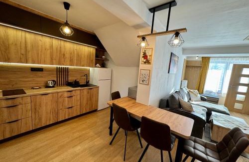Velky Slavkov Apartamento | Domček pod lesom