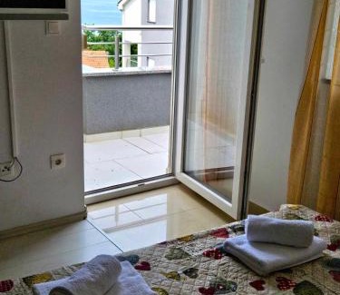 Njivice Apartamento | Domagoj - Luxury apartment with private parking, jacuzzi and seaview