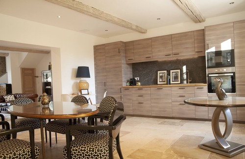 Paradou Otro | Domaine Cap Rubis, old oil mill charmingly renovated by an antique dealer.