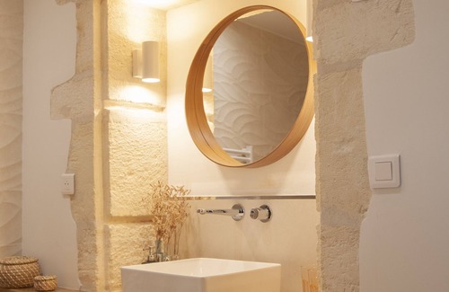 Paradou Otro | Domaine Cap Rubis, old oil mill charmingly renovated by an antique dealer.