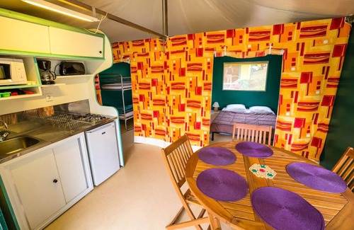 St-Sulpice-de-Mareuil Casa | Domaine de Corneuil *** - Tent Kanada Comfort with shower cabin and toilet 5 people