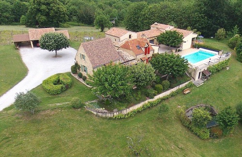 Sarlat-la-Caneda Casa | Domaine de l'Homme: la casa roja con piscina