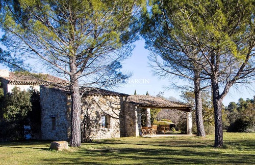 La Bastide-des-Jourdans Casa | Beaumont Estate, espacio íntimo cómodo con piscina y tenis.