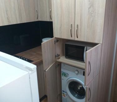 Grodzisk Mazowiecki Apartamento | Domek - 2 Sypialnie, Kuchnia, Łazienka - 6 Osobowy N6 - FreezerHause Izdebno- NoclegiGrodziskPL 792-535-535