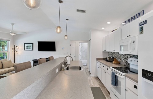 Palm Island Casa | Don't pass up this opportunity to be "A Wave From It All"!
