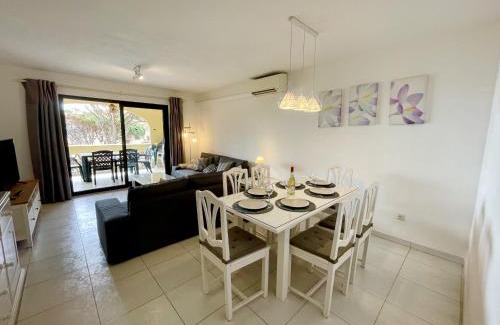 Sitio de Calahonda Apartamento | Dona Lola Martha - Spacious 3 bedroom apartment with partial sea views
