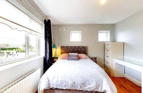 Donabate Casa | Donabate 5BD Home 10 min to Airport
