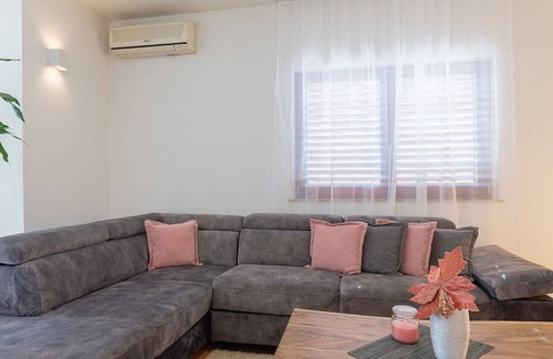 Crno Casa | Donata, Zadar, Croatia
