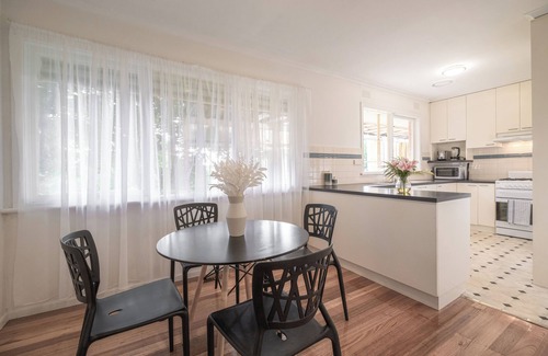 Doncaster East Casa | This house is a 2 bedroom(s), 1 bathrooms, located in Doncaster East, VIC.