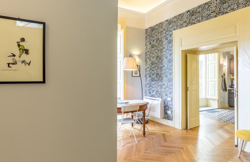 Vittorio Emanuele Apartamento | Donna Costanza - Stylish and Panoramic Flat