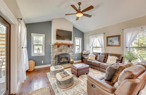 Fir Grove Estates Casa | Donnelly Cabin with Hot Tub Less Than 1 Mi to Boulder Creek!