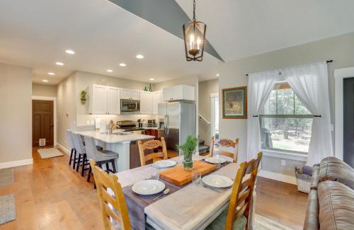 Fir Grove Estates Casa | Donnelly Cabin with Hot Tub Less Than 1 Mi to Boulder Creek!