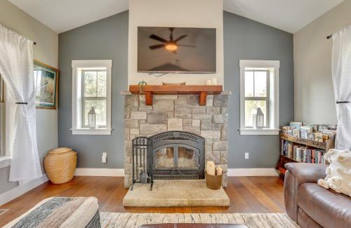 Fir Grove Estates Casa | Donnelly Cabin with Hot Tub Less Than 1 Mi to Boulder Creek!