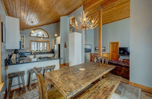 Truckee Casa | Donner Lake mountain-view delight - multi-level deck & private hot tub views