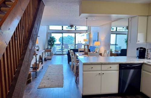 Port Clinton Condominio | Don’t Miss Out! 2 bedroom lake front loft condo with beautiful amenities